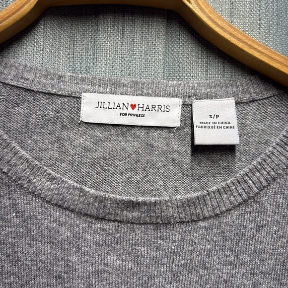 🚩 Jillian Harris Gray Lace Hem Women's Top size small - Picture 4 of 9